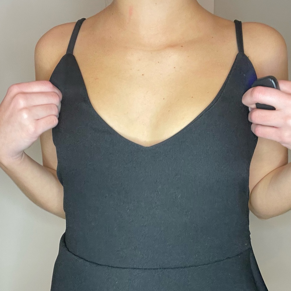 Cute basic black strapped top - Picture 3 of 3